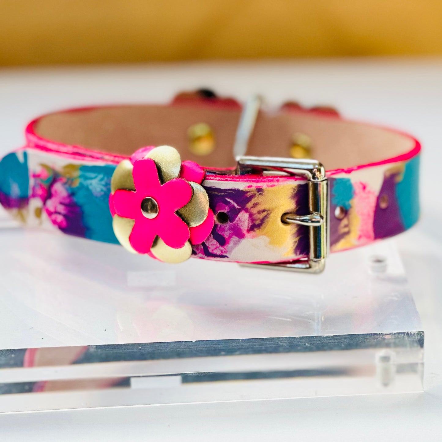 Buckle showing hot pink and gold flower on the ‘keeper’ detail